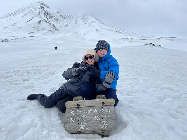“Snowflakes and Smiles: A Family Day on Asahidake”