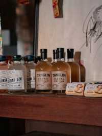 BESPOKE GIN BAR THAT LOOKS LIKE AN ANTIQUE SHOP! 🧪🍸