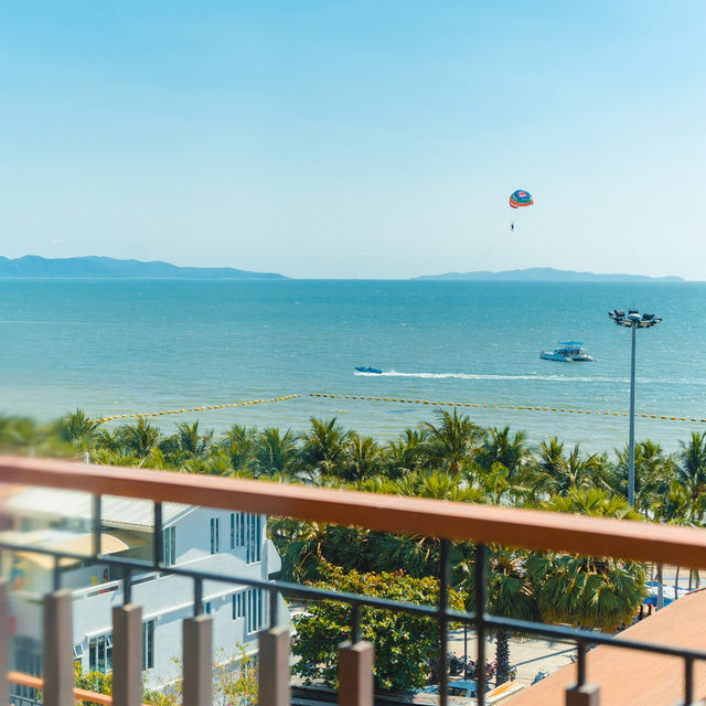 ที่พักทำเลติดหาดที่พัทยา สระว่ายน้ำกว้างมาก