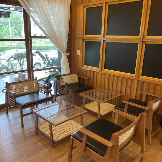 Daisy Cafe คาเฟ่ติดริมถนน บรรยากาศดี 