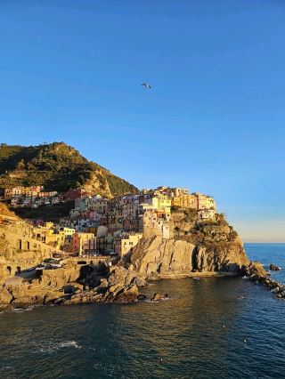 イタリアの絶景、チンクエテッレの崖の村、マナローラ！
