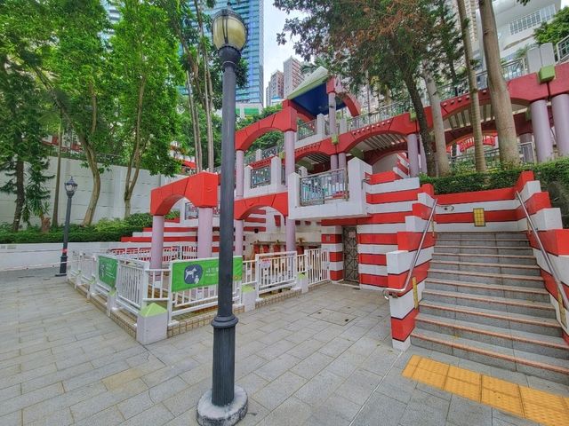 🏰✨ 堅巷公園——半山中的奇幻隱世角落!🌳🎠   🏰✨ 堅巷公園——半山中的奇幻隱世角落!🌳🎠