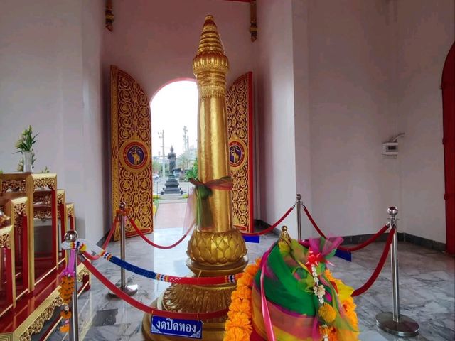 พามาสักการะศาลหลักเมือง จังหวัดสิงห์บุรี