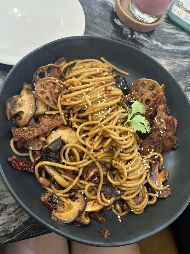 A cozy cafe serving local & Western Food : 21 Fusion