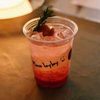 Moon Laylay เป็นคาเฟ่และบาร์สุดชิค