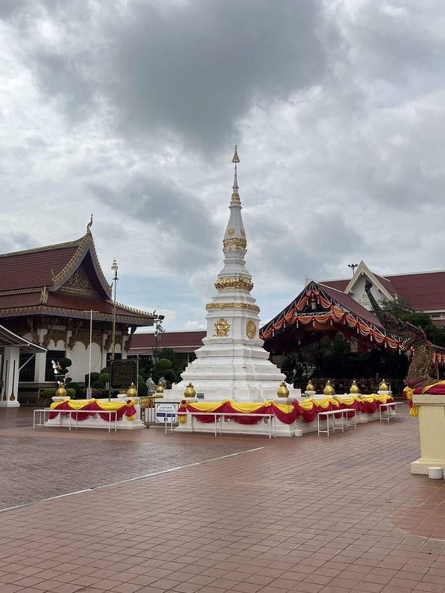 ไหว้พระขอพร หลวงพ่อพระใส หนองคาย 🙏🏻✨