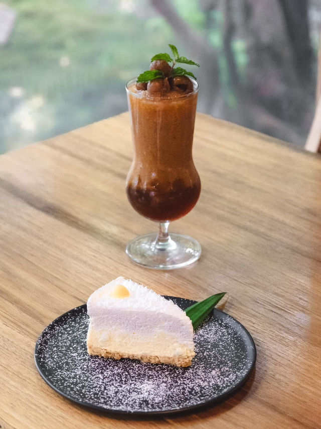 ชมคาเฟ่ เชียงใหม่  (CHOM CAFE AND RESTAURANT)