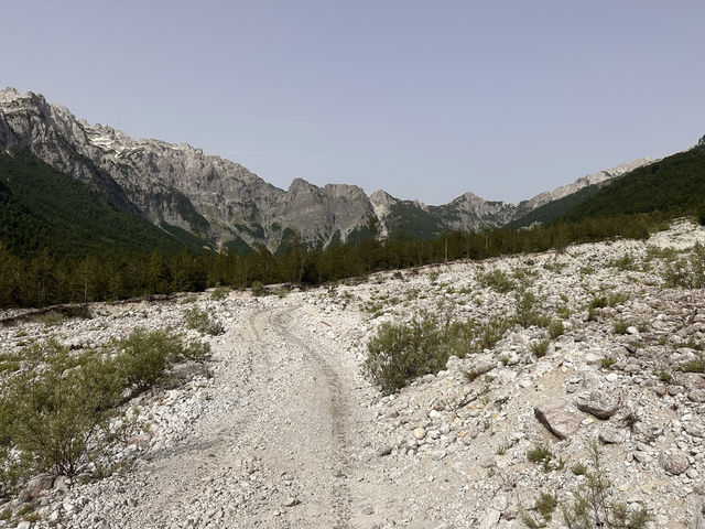 【Valbonë〜Theth ハイキング②｜16kmの絶景トレイルを歩く】 呪われた山を越え、アルバニアの秘境テス村へ