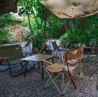 คาเฟ่เล็กๆในสวนบรรยากาศสุดชิลล์ร่มรื่น นั่งจิบกาแฟ