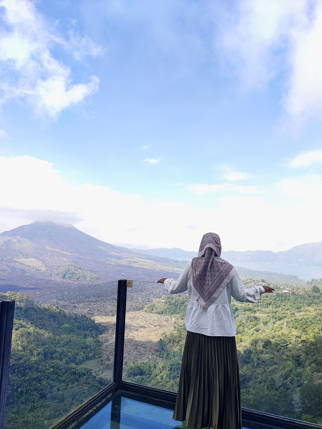 Mount Batur Stared Me Down While I Ate — Just Another Day in Kintamani