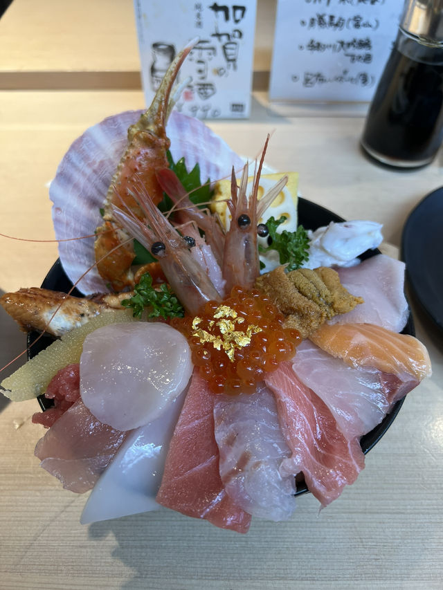 🥢金澤必訪｜近江町市場美食與熱鬧一次滿足 🍣🦀🔥