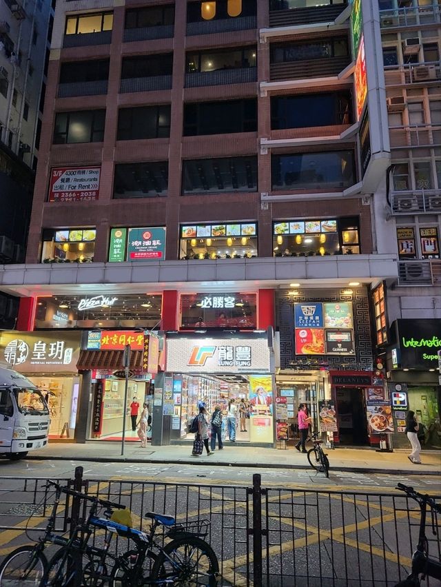 야경 속 번화한 거리의 매력