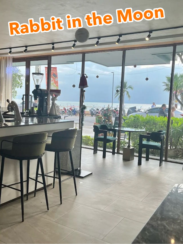 Rabbit in the Moon ร้านกาแฟสวยหาดจอมเทียน