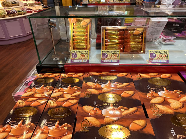 💥「紅芋巨塔降臨！國際通御菓子御殿最大旗艦店全攻略」