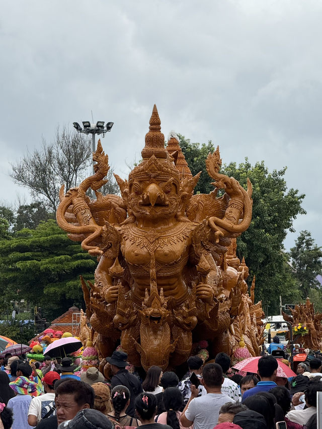 แห่เทียนเข้าพรรษา | อุบลราชธานี