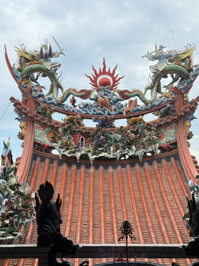東港東隆宮，是溫府千歲駐蹕之地，是海風中的靈山聖殿。 樓下是王爺鎮煞守國，樓上是倉頡開天啟智。 廟中供奉的不只是神明，更是歷史的記憶、文化的光明、與信仰的力量。 當你站在二樓，凝望那六隻眼睛，你會明白
