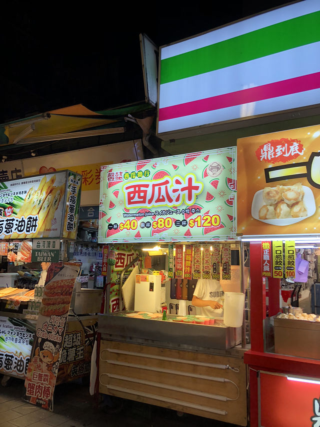 燈光閃閃五花十色的夜市❤️❤️❤️
