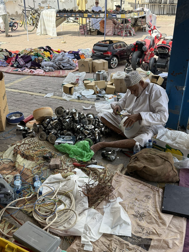 Must-Visit Friday Market Experience in 🇴🇲