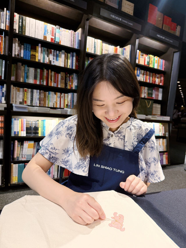 藏身書店內的💎珠寶藝術展