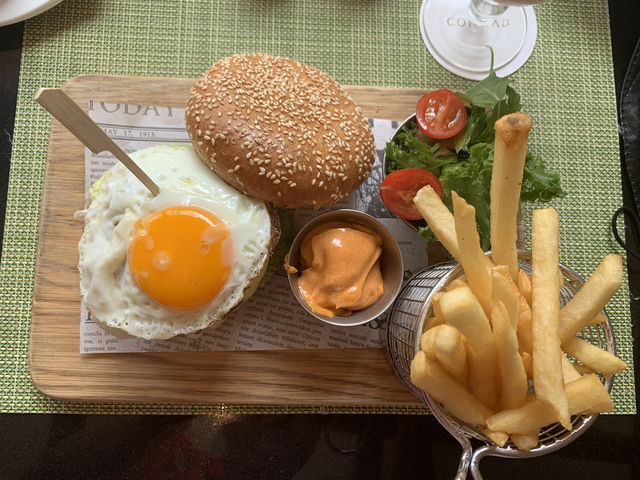 🍽️ Lunch at Oscar’s (Conrad) — Chill Ala Carte Vibes with Classy Comfort