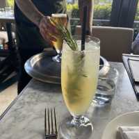 藍牆黃傘的午後時光，在 The Georgian Hotel 的 Sirena 小歇一餐