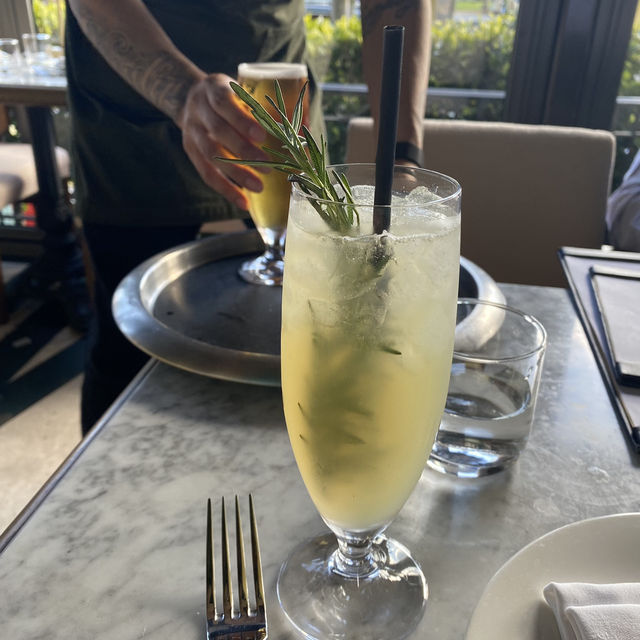 藍牆黃傘的午後時光，在 The Georgian Hotel 的 Sirena 小歇一餐
