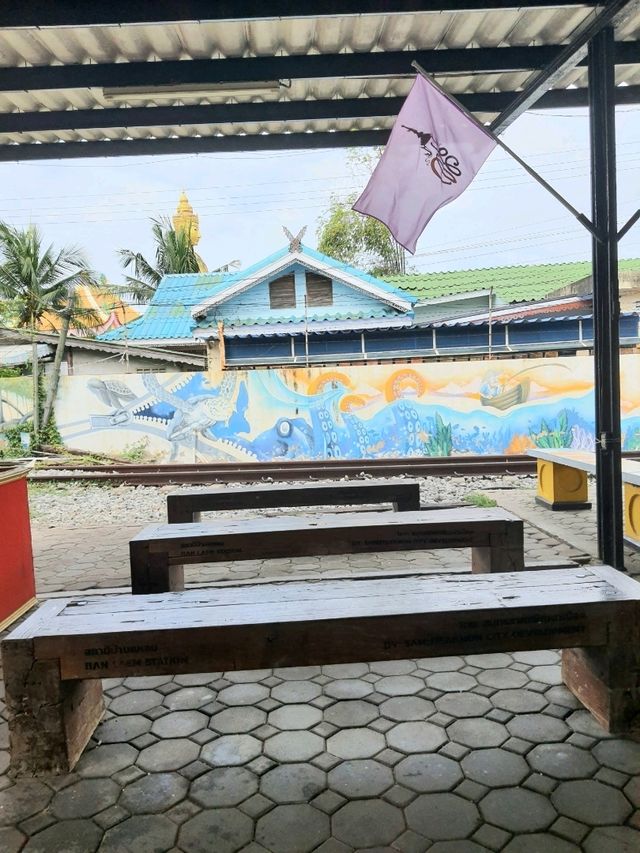 สถานีรถไฟบ้านแหลมนั่งสามล้อชมเมืองท่าฉลอม