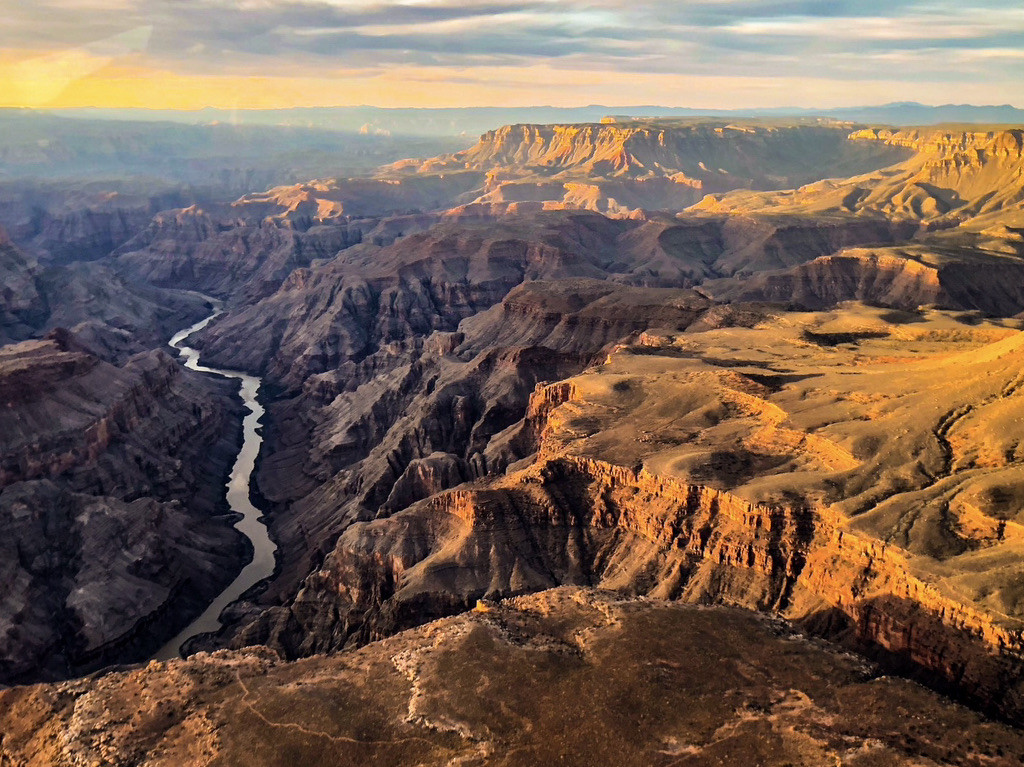 想像を絶する絶景！グランドキャニオンを「空から」体験するツアー