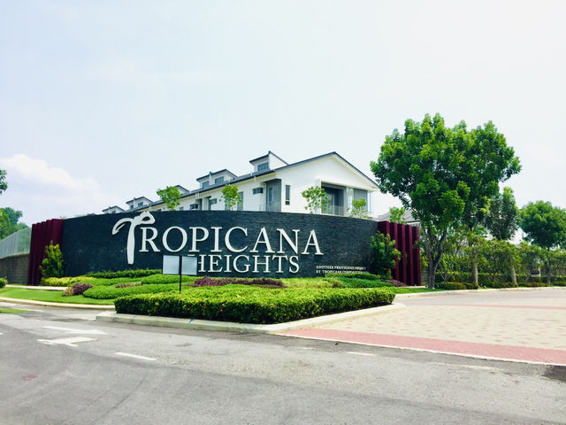 Tropicana Heights’ Central Park: where me-time meets greenery. Jog the lake, chill in the garden, an Tropicana Heights’ Central Park: where me-time meets greenery. Jog the lake, chill in the garden, an