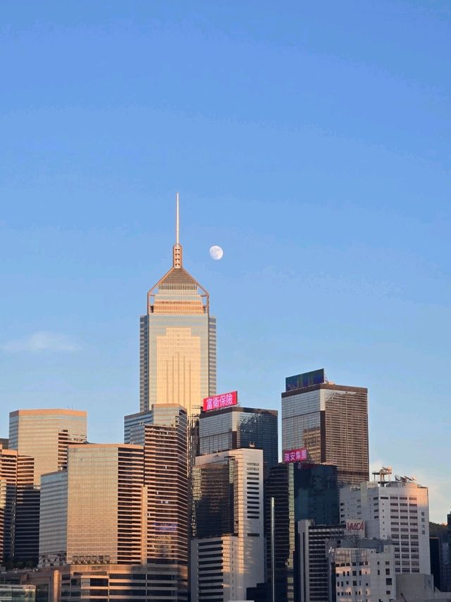 陽光下的繁華都市探索🌅🎡黃昏時分的中環碼頭