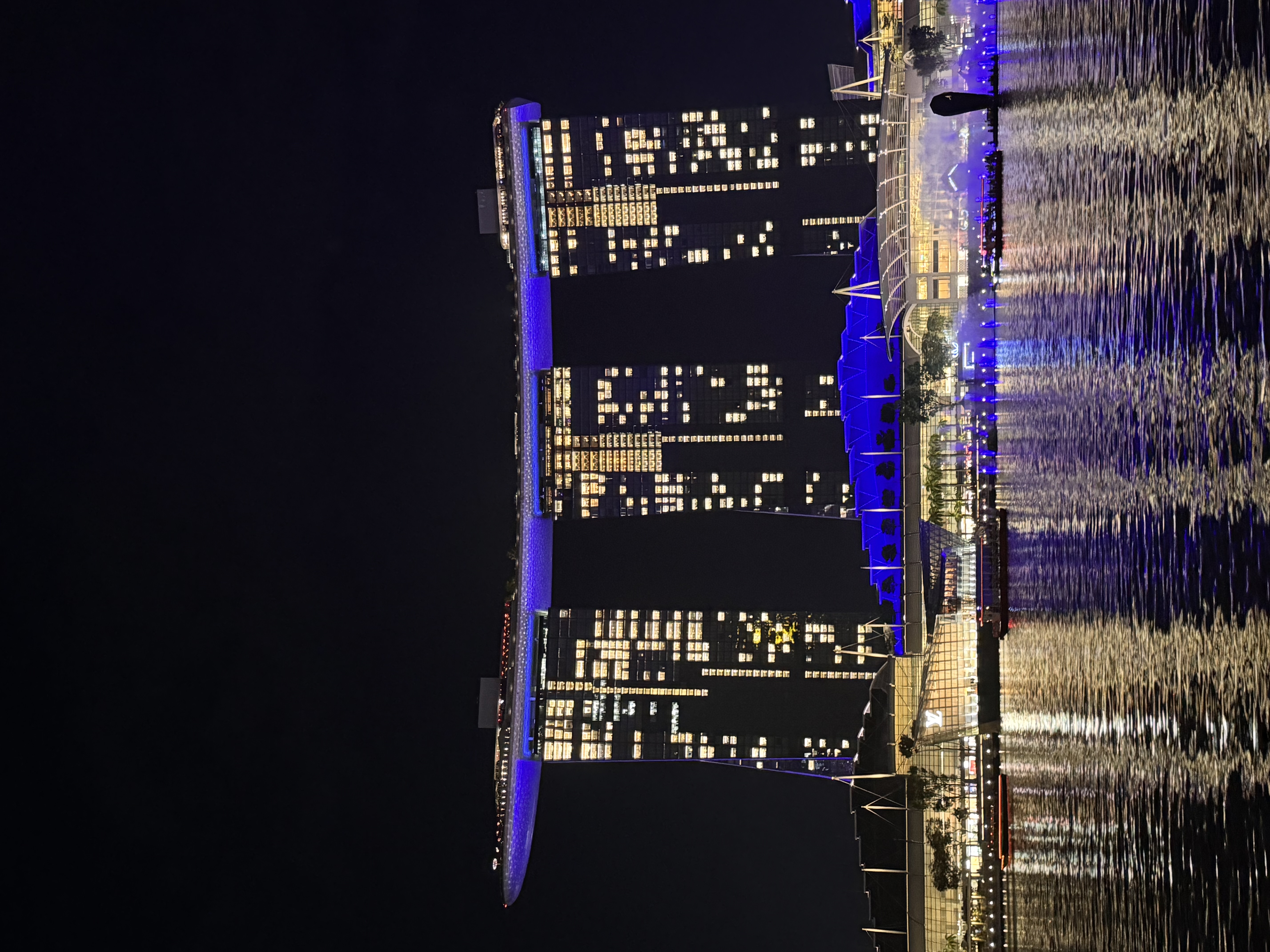 #SingaporeTravel #MarinaBay #RiverCruise

Singapore at night is even more dazzling than during the day.
The sparkling scenery created by Marina Bay Sands and the river cruise is a special experience you must experience.

⸻

✨ Marina Bay Sands at Night
Three buildings soar into the sky, and the ship-shaped Skypark that spans them illuminates the night sky.
The lights reflecting off the water add a deeper and more captivating color to Singapore's nightscape.

⛵ River Cruise
As you leisurely cruise along the Singapore River, the city's skyscrapers and neon lights unfold before your eyes.

Marina Bay, seen from the water, is a unique "night view" in itself.

💡 Tip: Take a cruise just after sunset to capture the most beautiful moment, when the crimson sky and the city lights come together.

⸻

🍹 Things to enjoy together

Sip a cocktail at a riverside cafe

Watch the laser show in front of Marina Bay Sands

Enjoy local food at Clarke Quay after your cruise

⸻

✨ If Singapore's daytime is a futuristic city, its nighttime is a cinematic experience.
Experience your own special night at Marina Bay, bathed in light. 🇸🇬🌃

#SingaporeNight #MarinaBay #RiverCruise #SingaporeNightView #MarinaBaySands #RiverCruise #TravelInstagram #SingaporeTravel
#TravelPlanning #OverseasTravel #OutdoorDate