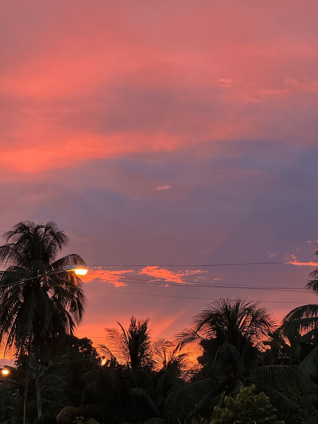 Magic Hour on the Rajang: Kapit’s Dreamy Sunset Vibes 🌅✨