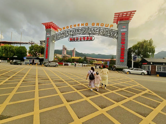 Enchanting Performances at Lijiang Qianguqing Theater