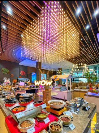 #sepangitinerary
Wyndham Acmar Klang (Selangor): 🏨✨
สัมผัสความหรูหราที่ Wyndham Acmar Klang โรงแรมทันสมัยในบันดาร์บารูกลัง นำเสนอการผสมผสานที่ลงตัวระหว่างความหรูหรา ความสะดวกสบาย และความสะดวก ห้องพักแต่ละห้องกว้างขวางและเพียบพร้อมไปด้วยสิ่งอำนวยความสะดวกที่ทันสมัย ​​โรงแรมมีร้านอาหารหลากหลาย สระว่ายน้ำ ฟิตเนสเซ็นเตอร์ และคิดส์คลับ เหมาะสำหรับครอบครัว นักเดินทางเพื่อธุรกิจ และคู่รักที่กำลังมองหาที่พักผ่อนคลายหรือสถานที่จัดงาน

⭐ คะแนน: 4.7/5
📍 ที่ตั้ง: บันดาร์บารูกลัง, เซอลาโงร์
🚗 การเดินทาง: เดินทางสะดวกด้วยทางหลวง Federal Highway, NKVE และ KESAS ใช้เวลาขับรถเพียงไม่นานจากใจกลางเมืองกัวลาลัมเปอร์
🏖️ สถานที่ท่องเที่ยวใกล้เคียง: AEON Bukit Raja, ห้างสรรพสินค้า Central i-City Mall, Tugu Keris และศูนย์สันทนาการ i-City

#WyndhamAcmarKlang #โรงแรมหรู #พักในสลังงอร์ #ท่องเที่ยวกับครอบครัว #ท่องเที่ยวคู่รัก #ท่องเที่ยวเพื่อธุรกิจ #พักผ่อนช่วงวันหยุด #สำรวจสลังงอร์ #รีวิวโรงแรม #สิ่งที่ต้องทำ