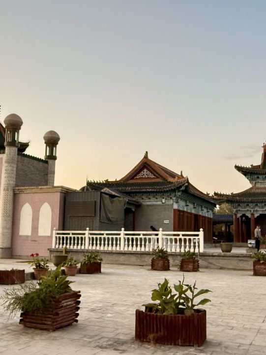🌅哈密落日下的歷史秘境|打卡回王府,中式建築超有氛圍! 🌅哈密落日下的歷史秘境|打卡回王府,中式建築超有氛圍!