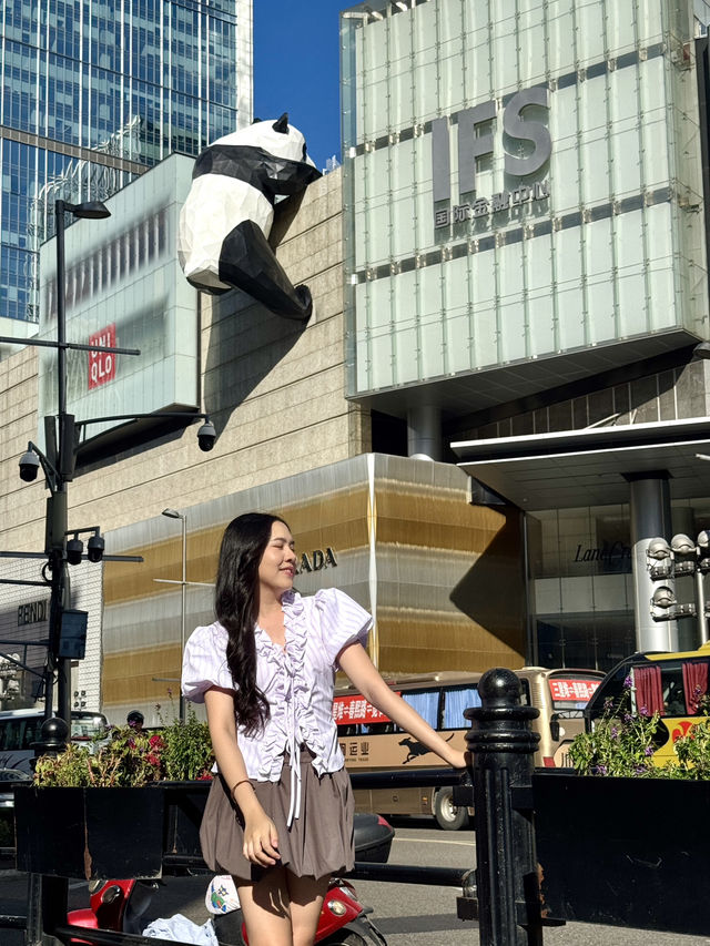 จุดถ่ายรูป “หมีแพนด้าเกาะตึก IFS” ที่เฉิงตู