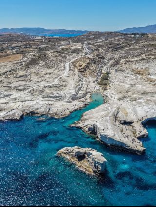 🇬🇷 希臘米洛斯島薩拉基尼科海灘

薩拉基尼科海灘是希臘米洛斯島上最壯觀、最知名的景點之一。它位於島嶼北岸,以其潔白的火山岩、碧綠的海水和宛如月球表面的壯麗景色而聞名。

🤍 薩拉基尼科為何如此特別?

數千年來,風、海浪和火山活動共同塑造了這片地形。光滑潔白的岩石與深藍色的愛琴海形成了鮮明的對比。

由於其獨特的外觀,薩拉基尼科常被稱為“米洛斯的月亮海灘”或“米洛斯的月球景觀”。

🌊 游泳與大海

薩拉基尼科周圍的海水通常清澈見底,顏色從碧綠到深藍不等。這裡有幾處岩石區和天然水池,是遊客游泳的理想場所。

有些遊客會從較高的岩石上跳入海中,但務必在安全的情況下進行。水深、海浪和水流都會變化,因此切勿在未事先確認水況的情況下跳水。

清晨尤其美麗,因為光線柔和,周圍通常也比較安靜。

🚗 如何前往

從米洛斯島的主要港口阿達馬斯 (Adamas) 駕車前往薩拉基尼科 (Sarakiniko) 大約需要 10-15 分鐘。

您通常可以搭乘以下交通工具前往:

· 🚗 租車

· 🛵 摩托車/沙灘車(在允許的情況下)

· 🚕 計程車

· 🚌 季節性大眾運輸

公車時刻表會根據季節有所變化,因此最好在出發前查看最新的時間表。

☀️ 最佳遊覽時間

五月至六月:天氣宜人,遊客通常較少。

七月至八月:夏季旅遊旺季,氣溫較高,遊客也較多。

九月:海水溫暖,天氣宜人,遊客也比旺季少。

為了獲得最佳體驗,建議您在清晨或傍晚前往。

⚠️ 安全提示

白色的岩石看起來光滑,但有些地方可能濕滑、凹凸不平,在夏日的陽光下會非常燙。請穿著合適的鞋子,並在懸崖附近格外小心。

如果海浪較大或風力較大,請避免在開放區域游泳,更不要進行懸崖跳水。

薩拉基尼科不只是一片海灘,更是一處獨特的火山地貌,潔白的岩石與深藍色的愛琴海交相輝映,構成了希臘最令人嘆為觀止的景色之一。 🌙🤍🇬🇷