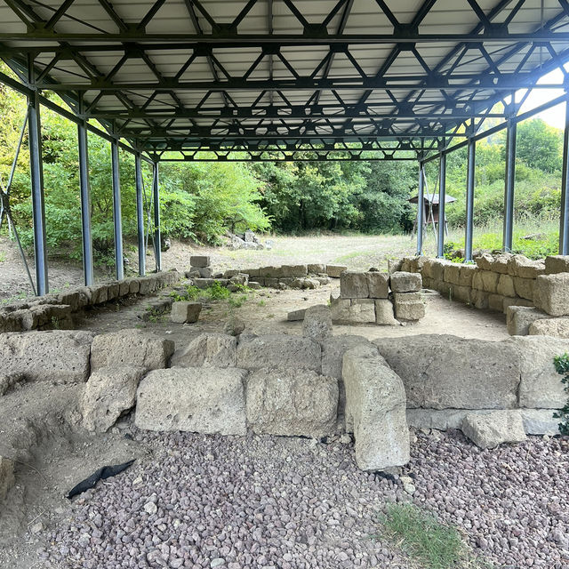 Trekking through Etruscan ruins