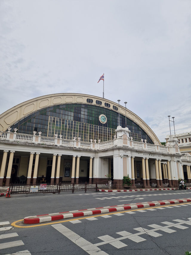 Bright lights, bustling streets, and unbeatable street food – Bangkok never sleeps.
