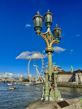 Spotlight on London’s Lampposts: Westminster Bridge & South Bank ✨