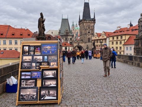 🇨🇿 Зачем туристы касаются одной из скульптур Карлова моста?￼