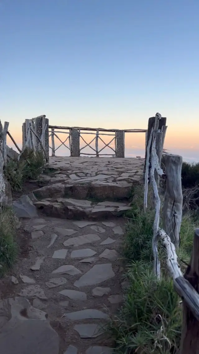 Nature's Timeless Sanctuary: Explore Ninho da Manta Viewpoint in Madeira for Unforgettable Vistas 🌄🏞️