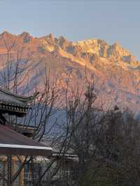 在麗江，躺在床上就能看到日照金山的民宿