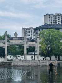 在繁華市集中尋找一個祈福的古老寺廟，在雨天漫步於香積寺
