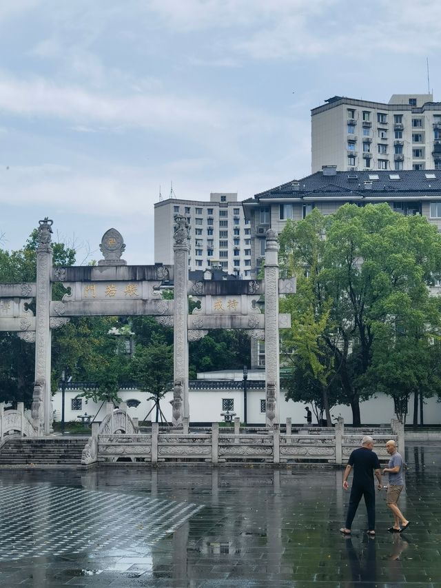 在繁華市集中尋找一個祈福的古老寺廟，在雨天漫步於香積寺