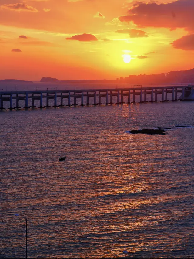 大連星海橋の冬の日の落ちる夕日の余韻がロマンチックです