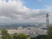 攀登深圳十峰之一的鳳凰山