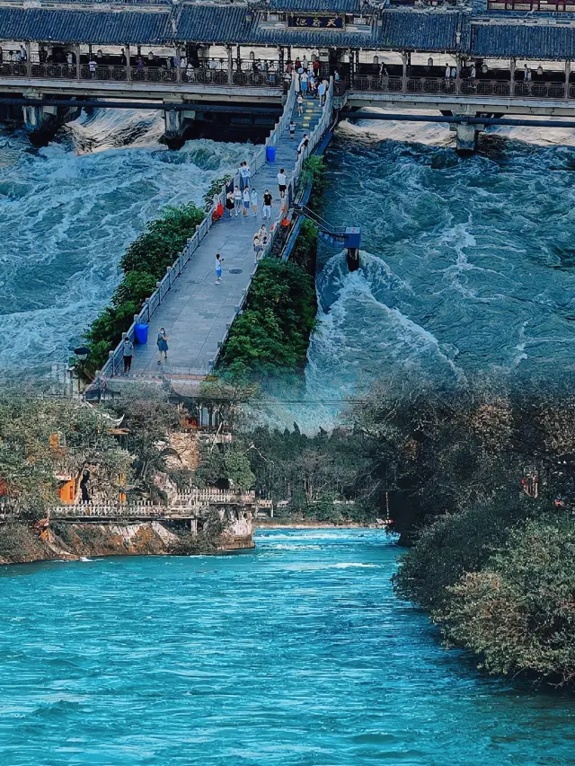 都江堰：迷路のような水路と古い建築物を散歩します