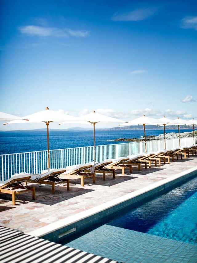 🌟✈️ Unwind in Saint-Raphael's Finest: Les Roches Rouges 🏖️🛎️