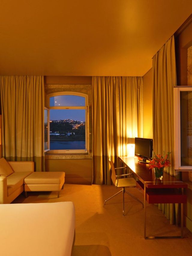 Porto's Palatial Paradise: Sleep Like Royalty! 🏰👑